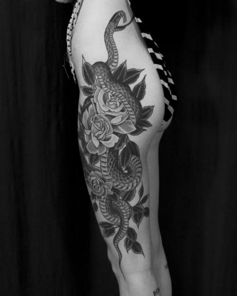 Tatuaggio Serpente Gamba Fianco Rose di Electric Anvil Tattoo