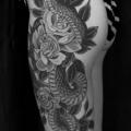 tatuaż Wąż Noga Bok Róża przez Electric Anvil Tattoo