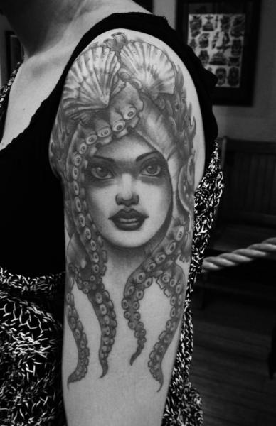 Tatuaje Sirena Pulpo por Electric Anvil Tattoo
