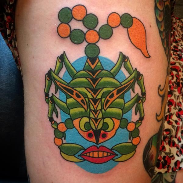 Tatuaje Brazo Escorpión por Electric Anvil Tattoo