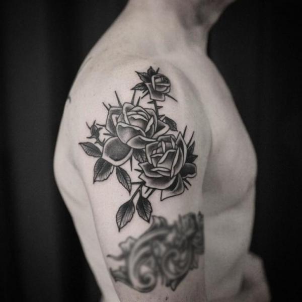Tatuaggio Spalla Fiore Rose di Electric Anvil Tattoo