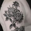 Schulter Blumen Rose tattoo von Electric Anvil Tattoo