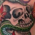 tatuaje Hombro Serpiente Cráneo por Electric Anvil Tattoo