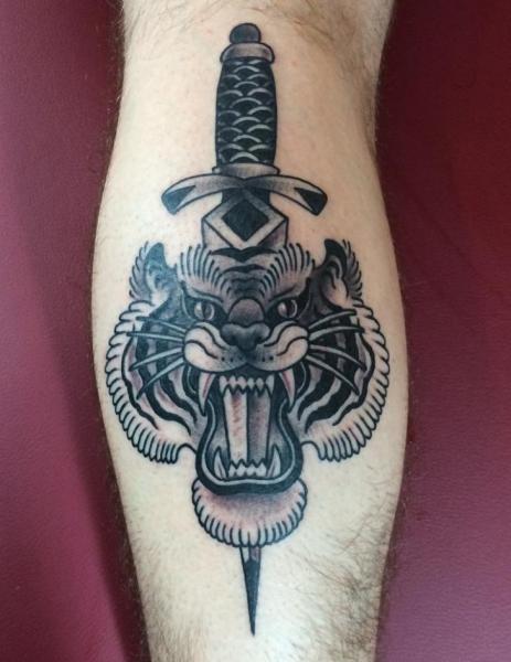 Tatuaje Tigre Daga por Electric Anvil Tattoo