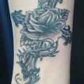 tatuaggio Gamba Fiore Croce di Tattoo Valentin