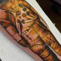 tatuaje Brazo Astronauta por Black Anvil Tattoo