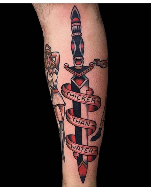 Tatuaje Brazo Old School Daga por Black Anvil Tattoo