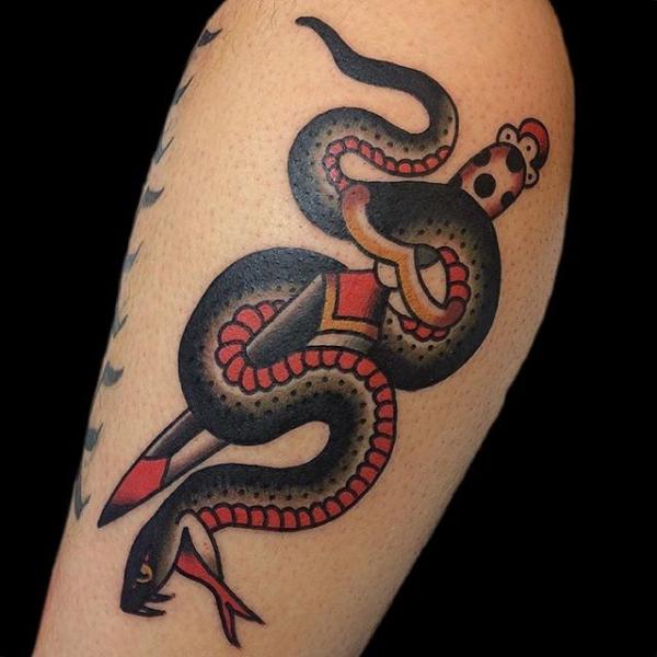 腕 ヘビ 伝統スタイル 短剣 タトゥー よって Black Anvil Tattoo