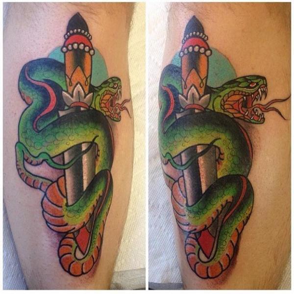 Tatuaggio Serpente Polpaccio Pugnale di Black Anvil Tattoo