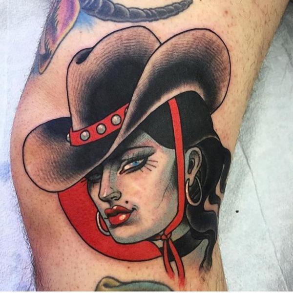 Tatuaggio Gamba Cappello Donna di Black Anvil Tattoo