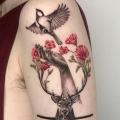 tatuaje Brazo Flor Mano Pájaro Ciervo por Dot Ink Group