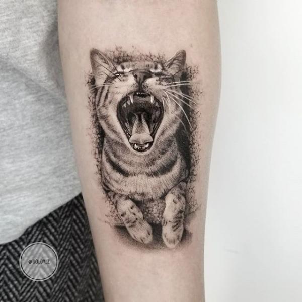 Tatuaje Brazo Gato Dotwork por Dot Ink Group