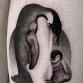 tatuaje Brazo Dotwork Pingüino por Dot Ink Group