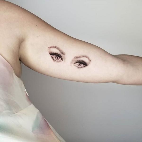 Tatuaje Brazo Realista Ojo Dotwork por Dot Ink Group