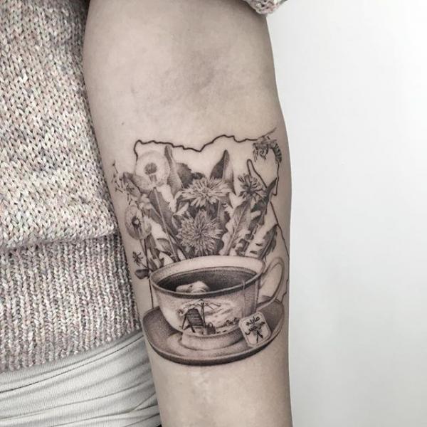 Tatuaje Brazo Flor Dotwork Té por Dot Ink Group