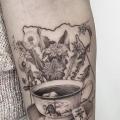 tatuaje Brazo Flor Dotwork Té por Dot Ink Group