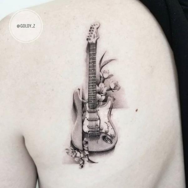 Tatuaje Espalda Guitarra Dotwork por Dot Ink Group