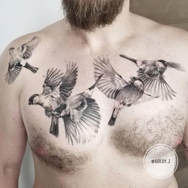 Realistische Brust Dotwork Vogel Tattoo von Dot Ink Group