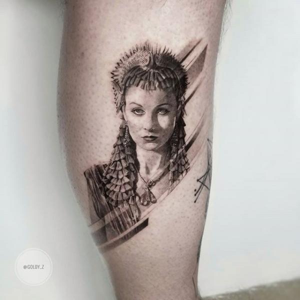 Tatuaggio Ritratti Polpaccio Dotwork Cleopatra di Dot Ink Group