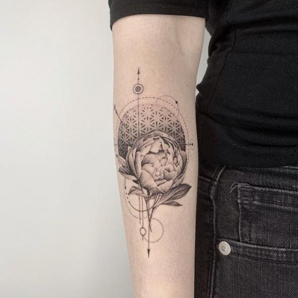 Arm Blumen Dotwork Tattoo von Dot Ink Group