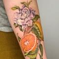 tatuaje Brazo Flor Dotwork Fruta por Dot Ink Group