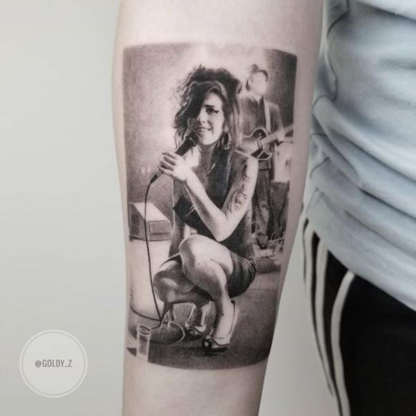 Tatuaje Retrato Dotwork Amy Winehouse por Dot Ink Group