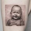 tatuaje Brazo Retrato Niños Dotwork por Dot Ink Group