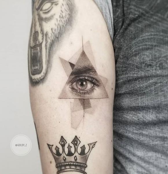 Tatuaje Brazo Realista Ojo Dotwork Triángulo por Dot Ink Group