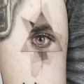 tatuaggio Braccio Realistici Occhio Dotwork Triangolo di Dot Ink Group