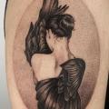 Arm Flügel Dotwork Frau tattoo von Dot Ink Group