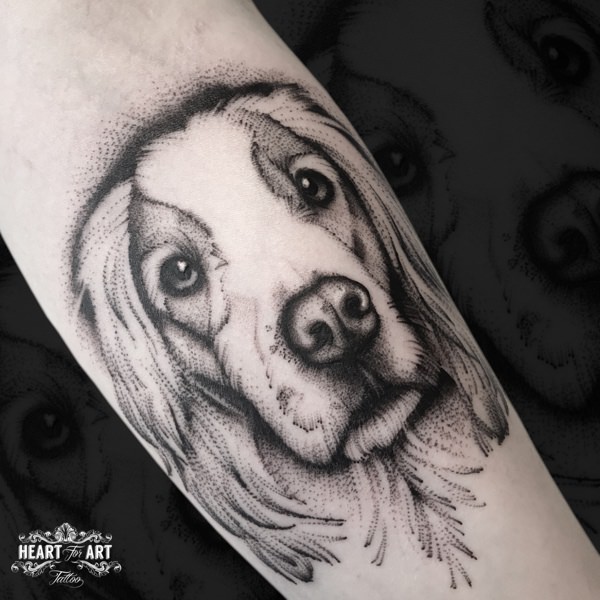 Tatuaje Brazo Perro Dotwork por Heart of Art