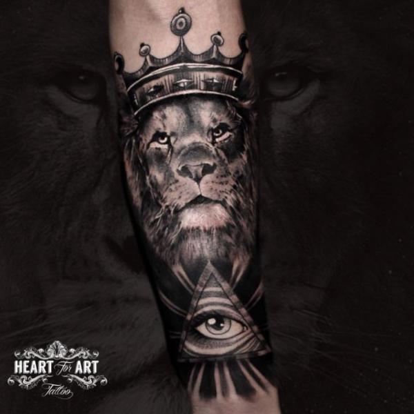 Tatouage Bras œil Lion Couronne Triangle par Heart of Art