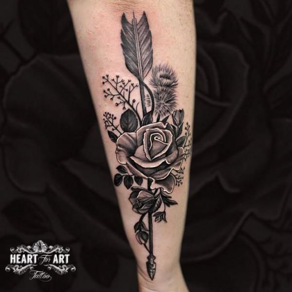 Tatuaggio Braccio Rose Foglia Freccia di Heart of Art