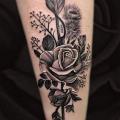 Arm Rose Blatt Pfeil tattoo von Heart of Art