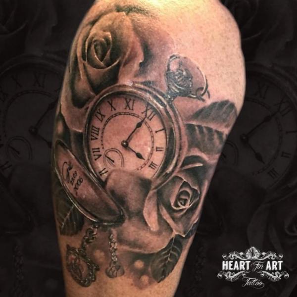 Tatuaje Hombro Reloj Rosa por Heart of Art