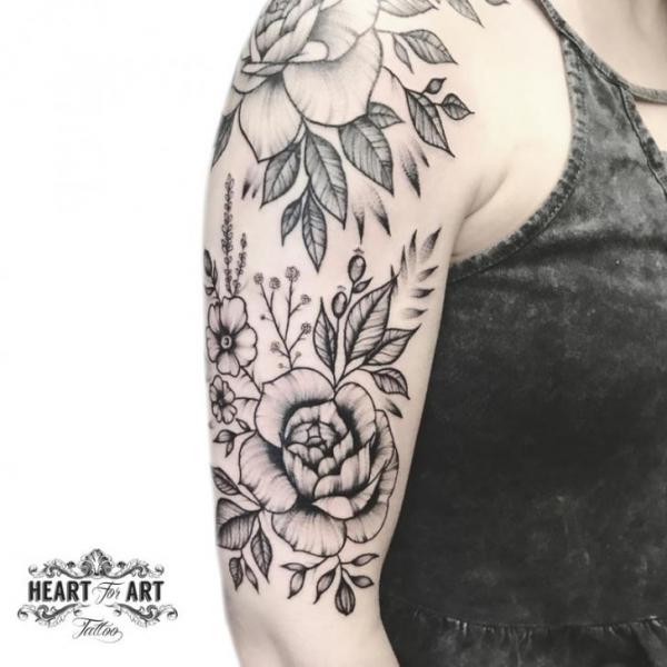 Tatouage Épaule Bras Fleur Dotwork par Heart of Art