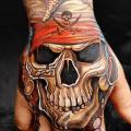 tatuaje Cráneo Mano por Heart of Art
