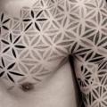 tatouage Épaule Coffre Dotwork Sleeve par Heart of Art