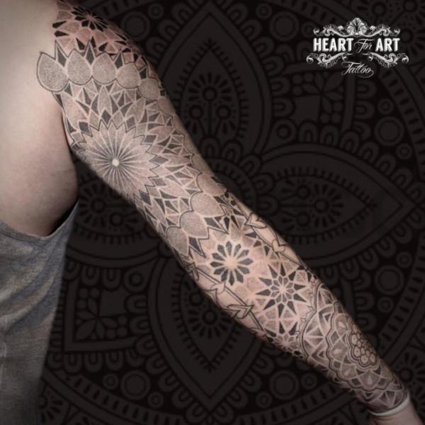 รอยสัก Dotwork ปลอกแขน Mandala โดย Heart of Art