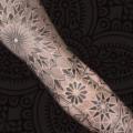 tatuaggio Dotwork Manica Mandala di Heart of Art