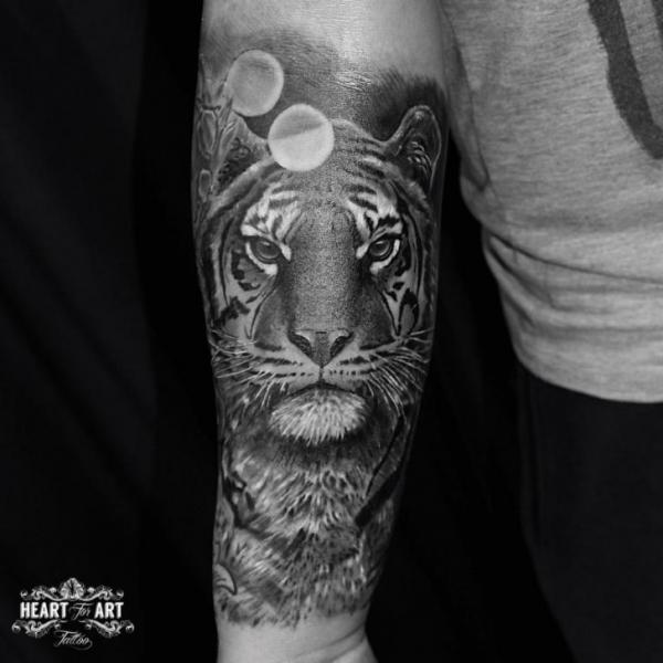 Tatuaje Brazo Realista Tigre por Heart of Art