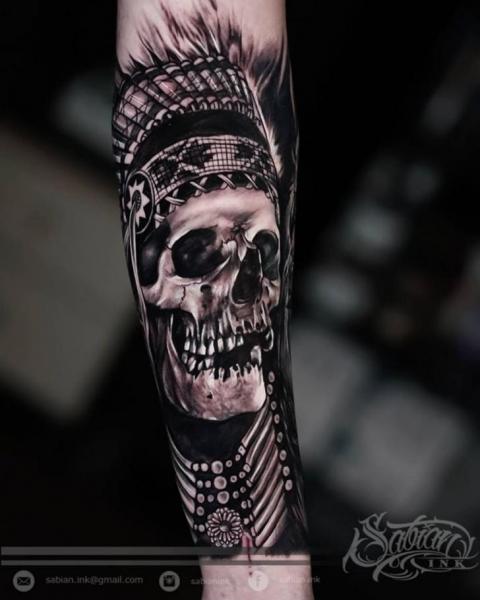 Tatuaje Brazo Cráneo Indio por Sabian Ink