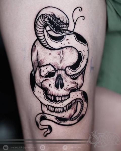 Tatuaje Brazo Serpiente Cráneo por Sabian Ink