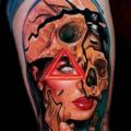 tatuaje Cráneo Muslo Triángulo mujer por Sabian Ink