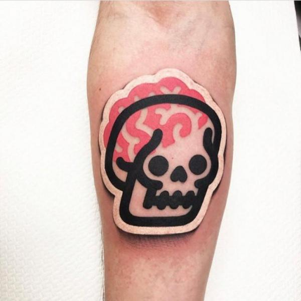 Waden Totenkopf Gehirn Tattoo von Mambo Tattooer