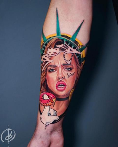 Tatuaje Brazo Retrato Mujer por Daria Pirojenko