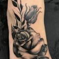 tatuaje Pie Flor Rosa por Plan9 Ealing