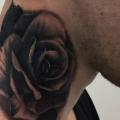 tatuaje Flor Cuello Rosa por Plan9 Ealing