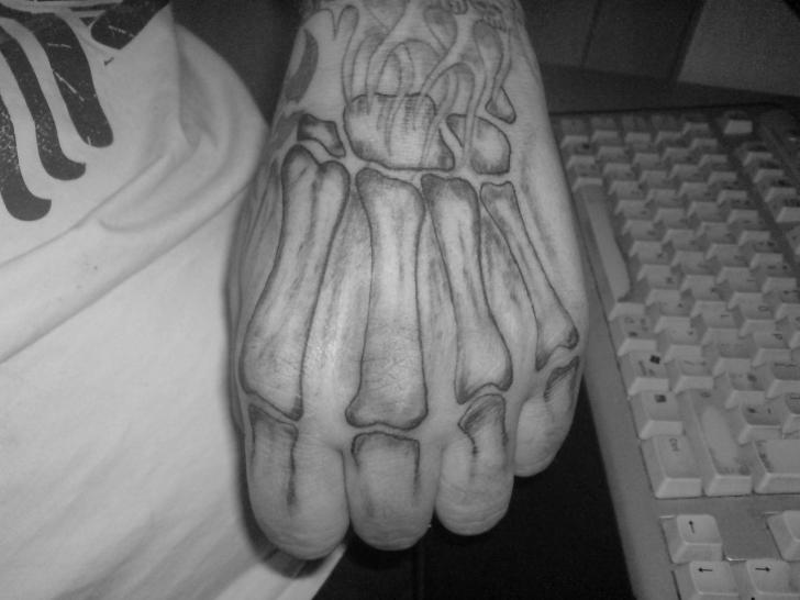 Tatuaje Mano Esqueleto por Absolute Ink