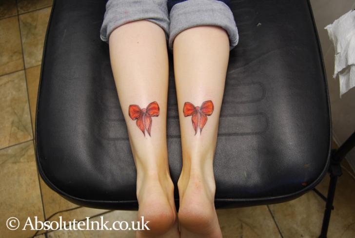 Tatuaż Noga Kokardka przez Absolute Ink